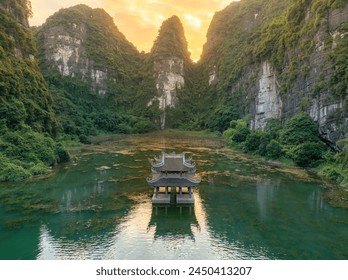 Vista aérea da paisagem natural do complexo paisagístico de Trang An. Trang An é Patrimônio Mundial da UNESCO, famoso por seus passeios de barco em cavernas. É a Baía de Halong em terra firme no Vietnã. Localizado em Ninh Binh, Vietnã.