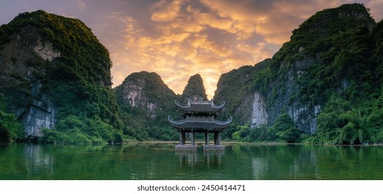 Vista aérea da paisagem natural do complexo paisagístico de Trang An. Trang An é Patrimônio Mundial da UNESCO, famoso por seus passeios de barco em cavernas. É a Baía de Halong em terra firme no Vietnã. Localizado em Ninh Binh, Vietnã.