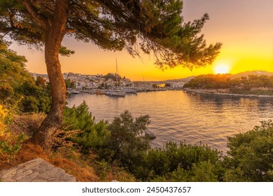 Belvedere Skiathos Eski Limanı'nın, Skiathos Kasabası, Sporades Adaları, Yunan Adaları, Yunanistan, Avrupa'da gün doğumunda yüksek bir konumdan görünümü
