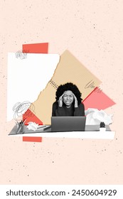 Vertikal Fotocollage vun opgeregt depriméiert amerikanescht Meedchen fränkt Kappwéi sëtzt macbook gekrabbelt Pabeier Deadline isoléiert op gemoolten Hannergrond