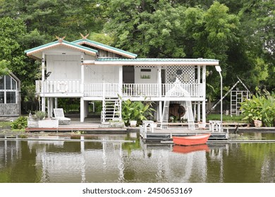 บ้านในชนบทที่สวยงามสะท้อนถึงอาคารภายนอกที่เป็นทะเลสาบในปัจจุบัน