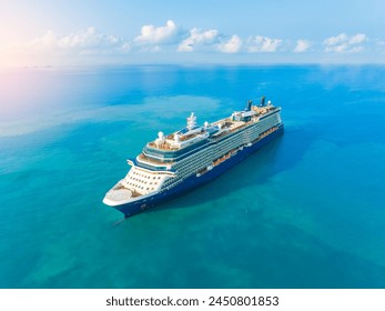 穏やかな海を航行する一般的なクルーズ船での休暇と旅行のコンセプト。豪華クルーズ。