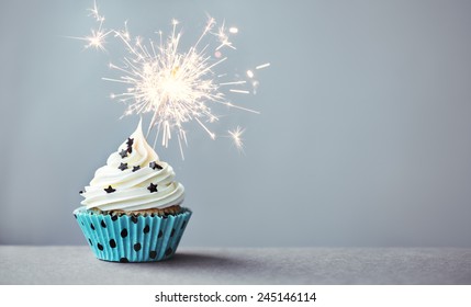 線香花火で飾られたカップケーキ