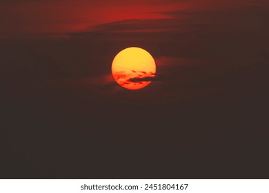 Waktu langit petang dengan matahari dan awan oren dalam latar langit matahari terbenam. Matahari panas gelombang panas, perubahan iklim dan konsep pemanasan global.