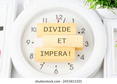Latince bir söz olan Divide et impera, "Böl ve yönet" anlamına gelir. Böyle bir devleti yönetmenin en iyi yolu, devlet parçaları arasında düşmanlık yaratmak ve kullanmaktır.