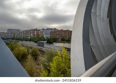 MADRID, SPANIEN - 17. November 2023: Die Arganzuela-Brücke im Madrid Rio Park, entworfen von Dominique Perrault, ist 274 Meter lang und besteht aus zwei spiralförmigen Gehwegen. Hochwertiges Foto
