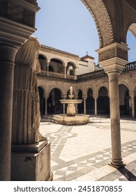 Sevilla, a La Casa De Pilatos Patio Principal nevű udvara. Az épület egy értékes palota mudejar spanyol stílusban. Spanyolország