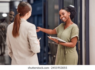 Sorriso, mulheres de negócios e direção para reunião no escritório em tablet digital em empresa de startup diversificada. Bem-vindo, equipe de funcionários e secretária profissional feliz ou assistente criativo cumprimentando para mostrar o caminho
