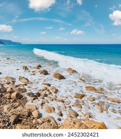 Krásne letné pobrežie Lefkada kamenistá pláž, Grécko, Iónske more