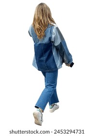 Femme entièrement habillée en jean. Photo de style urbain d'une vraie personne. Costume bleu - pantalon et veste. Fashionista se rendant à un défilé de mode avec son téléphone. Vue arrière d'une découpe pour publicité et rendu 3D