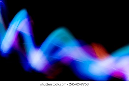 Fondo abstracto de líneas irregulares de colores. Exposición prolongada. Fotografía de pintura con luz.