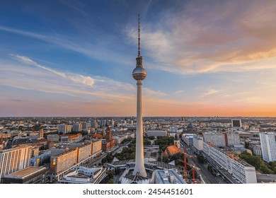 Večernja atmosfera u Berlinu. Skyline s televizijskim tornjem u glavnom gradu Njemačke u zalazak sunca. Centar grada oko Alexanderplatza sa zgradama i ulicama u večernjim satima