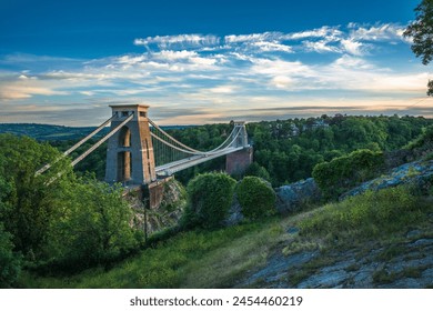 Istorijski viseći most Clifton od strane Isambard Kingdom Brunel proteže se kroz klanac Avon sa rekom Avon ispod, Bristol, Engleska, Ujedinjeno Kraljevstvo, Evropa