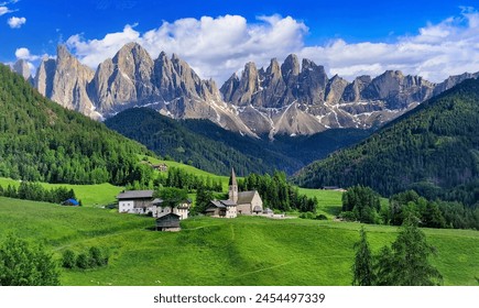 令人驚嘆的高山風景，令人驚嘆的多洛米蒂山脈岩石山脈在義大利阿爾卑斯山，南蒂羅爾阿爾托阿迪傑，義大利。富內斯山谷和聖馬達萊娜村