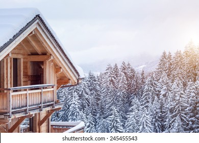 Snedækket hytte i bjergene