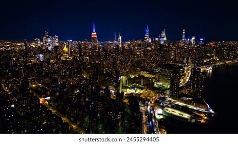 Neverjeten pogled na New York v mraku. Bližanje spektakularnim nebotičnikom z neonsko osvetlitvijo. Pogled od zgoraj.