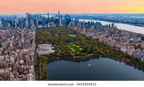 Slikovit pogled na Central Park u gradskom pejzažu New Yorka, SAD. Zračna perspektiva. Ogromna panorama grada na zalasku sunca.