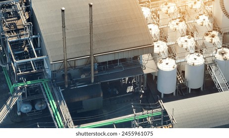 Rafinerija dizla in biodizla kot delavnica čarovnikov goriva. Surovo olje in okolju prijazna olja pretvarja v močno, zeleno energijo. Prometni in energetski koncept. Pogled iz ptičje perspektive z dronom.