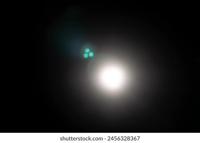 Lampu Depan Mobil Putih Menyala dalam Gelap.
