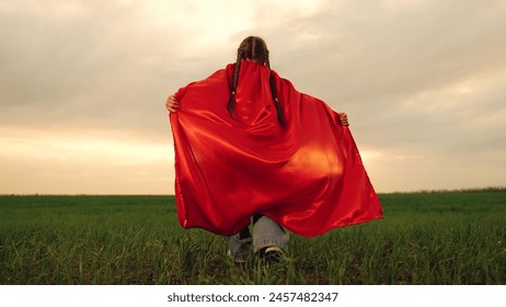 kanak kanak bayi perempuan berlari pakaian superhero matahari terbenam taman matahari terbenam, kanak-kanak bermimpi kanak-kanak gembira, masa bermain taman, wira-wira kanak-kanak, gadis berlari, pengembaraan matahari terbenam, fantasi jubah merah, imaginasi permainan, kemenangan