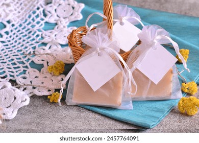 Hochzeitsgeschenk DIY handgemachte Seife in Organza-Beutel auf blauem Hintergrund, Baby Boy Dusche benutzerdefinierte kleine Souvenir, originelle Gastgeschenke mit Mockup-Etikett,