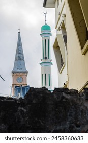Minaret van Masjid Jibril (Gabriëlmoskee) en toren van de Anglicaanse kathedraal in Stone Town. Zanzibar, Tanzania