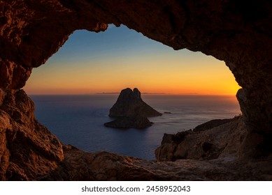 エス ベドラ洞窟の目からのエス ベドラ島の夕日の眺め、サン ジョセップ デ サ タライア、イビサ島、バレアレス諸島、スペイン