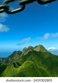 Zelené hory a krásné nebeské mraky pod modrou oblohou ve Watunari Wowo, Bajawa City