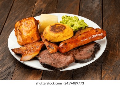 smażone lub siekane - cielęcina, kurczak, wołowina, chorizo, yuca i arepa. Tradycyjne kolumbijskie jedzenie
