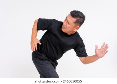 Imagen de un hombre asiático de mediana edad que parece asustado y huye de una amenaza invisible, aislado sobre un fondo blanco.