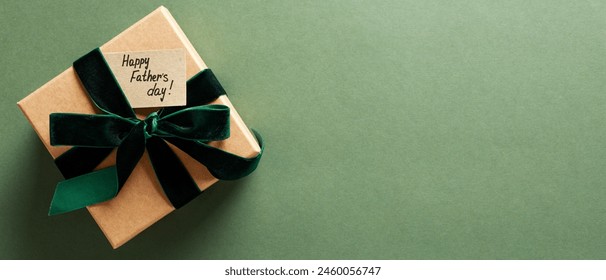 Ajándékdoboz címkével boldog apák napját sötétzöld háttér másol hely. Boldog Apák napja banner sablon.