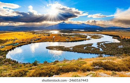 Exotesch Rees an d'chilenescht Patagonien. Dall vum Küstefloss Serrano. De Floss gëtt duerch Schmëlzwaasser vu Gletscher gespeist. Kloert Waasser reflektéiert den Himmel an d'Wolleken.