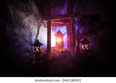 Kreativ Konschtdekoratioun. Abstrakt japanesche Stil Holztunnel an der Nuecht. Nuetszeen am Fantasiebësch. Selektiv Fokus