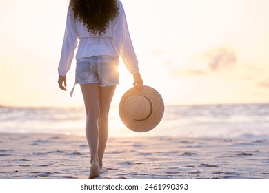 Strand, naplemente és nő lábai séta nyaralni, vakáció vagy trópusi nyári utazás kültéri Hawaii. Hát, óceán és lábak a tengeren, homokon a természetben kalappal kalandokhoz, utazásokhoz vagy makettekhez