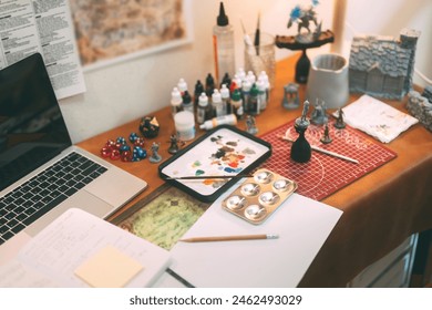 Stolní RPG a deskové hry malování hobby koncept. Štětcem barvy na miniatury postavy pomocí akrylu. Řemeslo s vášní. Zařízení na pracovním stole.