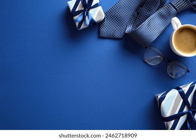 Kövér laikus kompozíció díszdobozokkal, kávéscsészével és szemüvegekkel kék alapon. Apák napja koncepció.