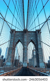 architektura visutého mostu v New Yorku mezi Manhattanem a Brooklynem