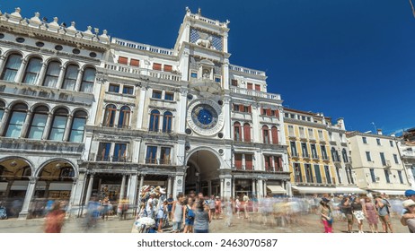 San Marco Saat Kulesi'nin Piazza San Marco'daki zaman atlamalı hiper atlamalı görüntüsü, cephe, Venedik, İtalya. Meydandaki turistler. Kulenin cephesinde astronomik saat, San Marco Aslanı var