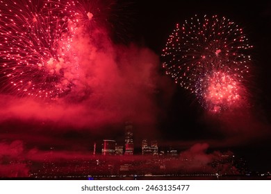 Fishekzjarret në Nju Jork Manhattan. Fishekzjarret e Nju Jorkut mbi Manhatan. Fishekzjarret e 4 korrikut të Nju Jorkut. Skyline i qytetit të Nju Jorkut, Manhattan, me fishekzjarre vezulluese. Dita e Pavaresise.