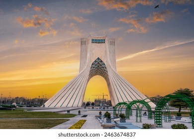 La apus, localnicii se bucură de o seară relaxată la acest reper emblematic din Teheran, capitala Iranului. Turnurile Azadi, Iran.