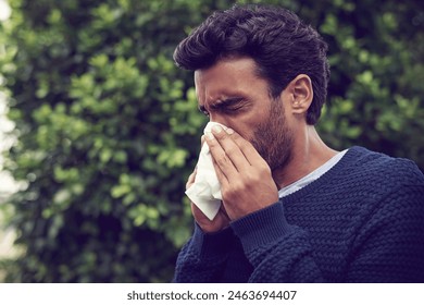 Nemocný muž, deprese a venku s alergiemi, chřipka nebo nachlazení v únavě, viróza nebo senná rýma v přírodě. Muž nebo unavený zaměstnanec s nemocí, horečkou nebo smrkáním s vedlejšími dutinami nebo příznaky