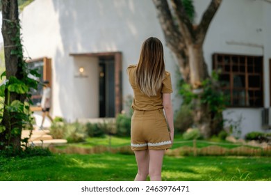 Jornada pela Beleza: Mulher Asiática Esbelta em Roupas Marrons