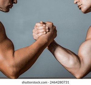 Garuesit meshkuj përpiqen të fitojnë fitore ose hakmarrje. Aftësitë e forcës. Hakmarrja në sport. Mundje krahu. Dy burra që luftojnë me krahë. Rivaliteti, afërsi i mundjes së krahut mashkullor. Dy duar. Burra që matin forcat, armët.