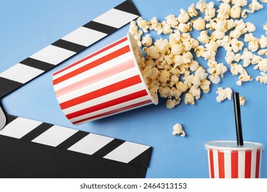 Kovë kokoshkash me filxhan sode dhe dërrasë kinemaje, meze të lehtë filmi, pije të ëmbël, bileta filmi