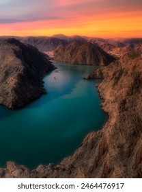 Eine Luftaufnahme von Bandar Al Khairan, wunderschöne Landschaft mit Bergen und Meer. Beliebtester Ort für Urlaub, Ferien und Abenteuer. Bester Touristenort in der Nähe von Maskat für Reisende. Oman.