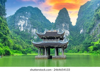 Die Landschaft von Vu Cung im Tam Coc Nationalpark. Hier fand der Kampf der Tran-Dynastie gegen die Armee der Nguyen Mong statt, und es diente auch den Feudalkönigen Vietnams als Übungsplatz.