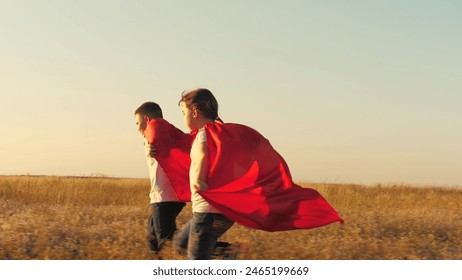 impian gembira pemenang wira-wira kecil, kanak-kanak gembira menjalankan jubah merah matahari terbenam, permainan fantasi kanak-kanak, impian kanak-kanak, kanak-kanak sekolah bermain siluet superhero, kemenangan pengembaraan, impian pemenang pemimpin