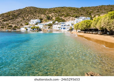 Azúrové more a piesočná pláž v dedine Platis Gialos, ostrov Sifnos, Grécko