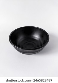 Eine schwarze Schüssel isoliert auf weißem Hintergrund.
