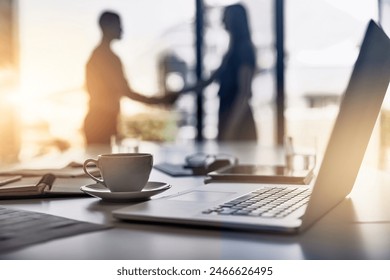 Aperto de mão, laptop e silhueta de pessoas de negócios com reflexo de lente, crm e obrigado com saudação e boas-vindas da equipe. Tecnologia, xícara e mesa em uma empresa pela manhã em reunião com computador e b2b